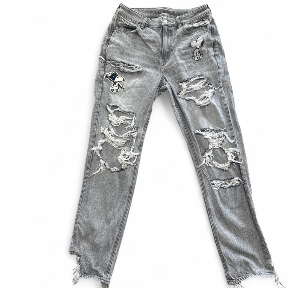 American Eagle x Peanuts Ripped Mom Jeans in the "Glacier Gray wash size 8